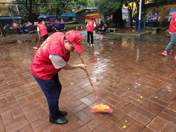 广西中烟柳州卷烟厂制丝车间党支部参加社区创城志愿服务活动