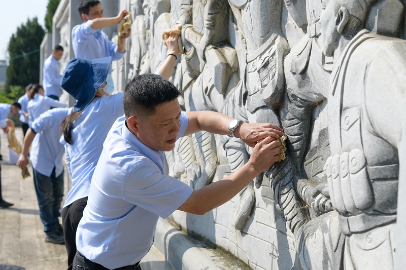 真龙实业公司技术党支部开展“缅怀革命先烈 传承红色基因”主题党日活动